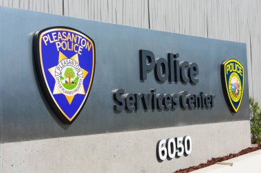 Pleasanton Polisi ve Körfez Bölgesi Hızlı Ulaşım Polisi imzası