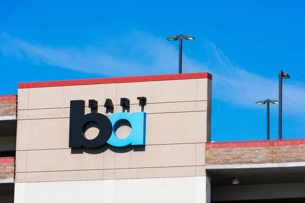 Barschild an der Fassade des Parkhauses in West Dublin - angenehmer Bahnhof der Bay Area S-Bahn - angenehmer, Kalifornien, Vereinigte Staaten - 2019 — Stockbild Barschild an der Fassade des Parkhauses am Westdublin-Bahnhof — Stockfoto