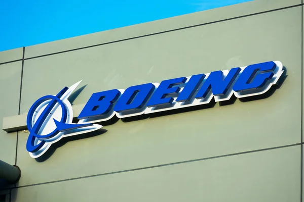 Boeing logo bei boeing horizonx, boeing next, aurora flight sciences Bürogebäude im Silicon Valley - menlo park, Kalifornien, Vereinigte Staaten - 2019 — Stockbild Boeing logo bei boeing horizonx, boeing next, aurora flight sciences office building — Stockfoto