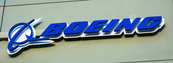 Boeing logo bei boeing horizonx, boeing next, aurora flight sciences Bürogebäude im Silicon Valley - menlo park, Kalifornien, Vereinigte Staaten - 2019 — Stockbild Boeing logo bei boeing horizonx, boeing next, aurora flight sciences office building — Stockfoto