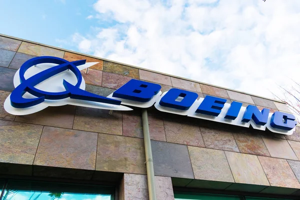 Logotipo de Boeing en Boeing HorizonX, Boeing NeXt, edificio de oficinas de Aurora Flight Sciences —  Fotos de Stock