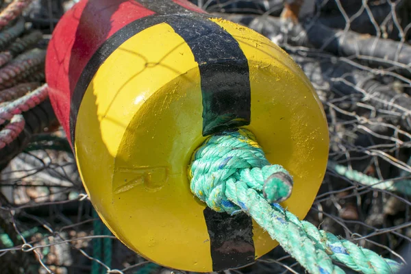 Boe galleggianti rosse e gialle utilizzate per la pesca commerciale dei granchi — Foto Stock