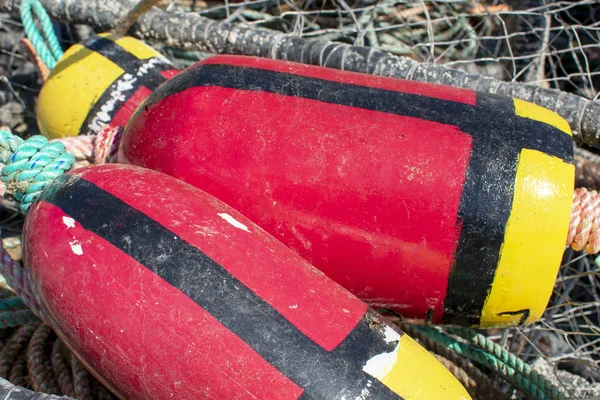 Boe galleggianti rosse e gialle utilizzate per la pesca commerciale dei granchi — Foto Stock