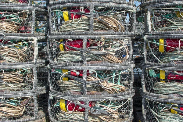 Kommerzielle Krabbenfischerei Käfige auf Dock gestapelt — Stockfoto