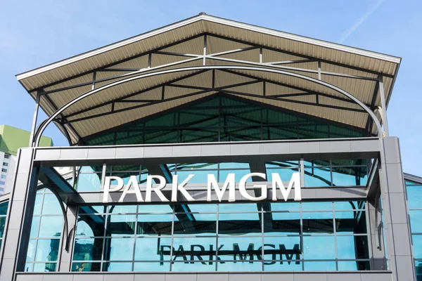 Вывеска Park MGM над входом в высококлассный зал итальянской кухни с ресторанами, стойками быстрого обслуживания и продуктовыми магазинами на курорте Park MGM и в казино — стоковое фото