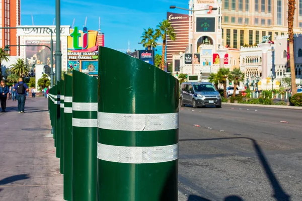 Γραμμή των πεζών ασφαλείας, bollards, εγκατασταθεί κατά μήκος της Las Vegas Strip για την προστασία των πεζών από την κυκλοφορία των οχημάτων — Φωτογραφία Αρχείου