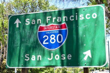 Silikon Vadisi 'ndeki San Francisco ve San Jose' ye giden yolu gösteren 280 numaralı otoban tabelası.