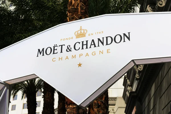 Moet ve Chandon şampanya açık hava reklam afişi
