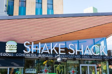 Strip 'teki hızlı gündelik restoranda Shake Shack tabelası.
