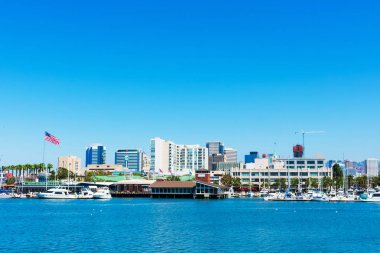 Jack London Square ve Oakland şehir merkezi ufuk çizgisi deniz manzarası mavi gökyüzünün altında