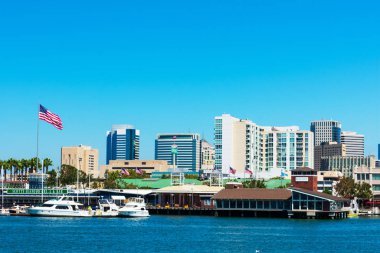 Jack London Square ve Oakland şehir merkezi ufuk çizgisi deniz manzarası mavi gökyüzünün altında