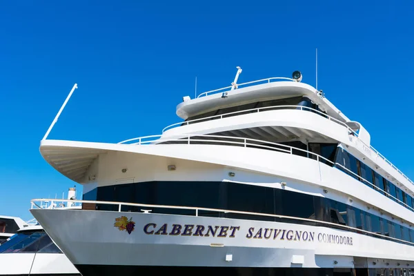 Cabernet sauvignon commodore Luxusjacht im Heimathafen unter blauem Himmel festgemacht — Stockfoto
