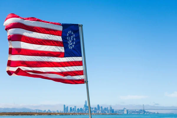 De United States Yacht Cadet met een vervuild anker in een cirkel van dertien sterren in het kanton prachtig zwaaiend in de wind — Stockfoto