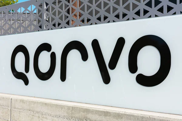 Qorvo Schild am Firmensitz in Silicon Valley. qorvo ist ein amerikanisches Halbleiterunternehmen - san jose, ca, usa - 2019 — Stockbild Qorvo-Schild am Firmensitz in Silicon Valley. — Stockfoto