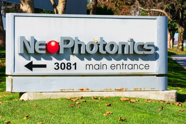 Firma y logotipo de NeoPhotonics en la sede de Silicon Valley — Foto de Stock