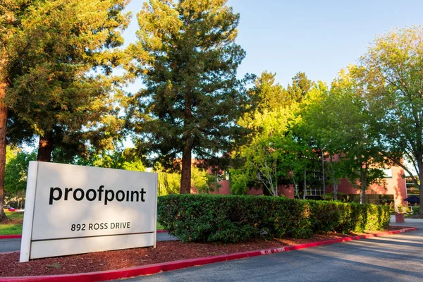 Proofpoint-Schild in der Nähe des Firmensitzes im Silicon Valley, dem High-Tech-Zentrum der Bay Area. Proofpoint ist ein Unternehmen für Unternehmenssicherheit — Stockfoto