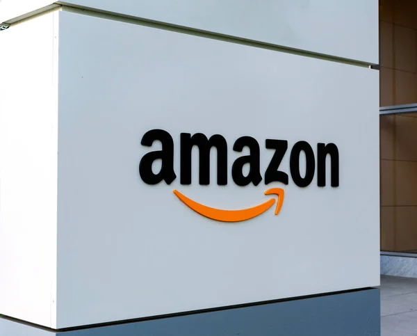 Amazon-Schild am Eingang zum Silicon-Valley-Campus eines amerikanischen multinationalen Technologieunternehmens mit Sitz in Seattle, Washington — Stockfoto