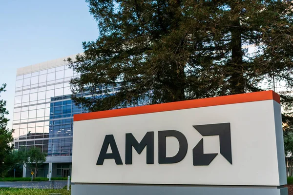 Amd jel és logó közelében félvezető cég központja a modern Santa Clara Square campus által épített Irvine cég Szilícium-völgyben — Stock Fotó