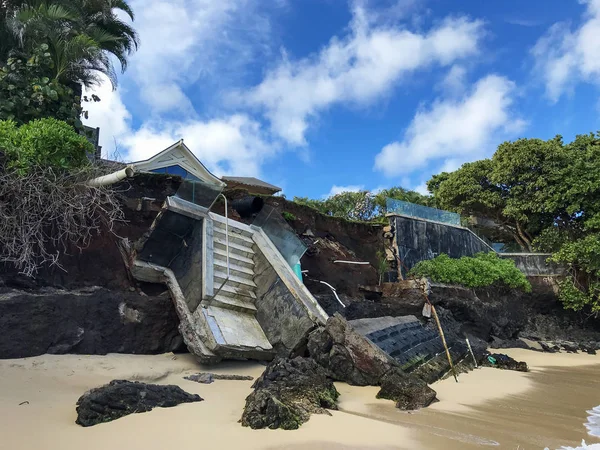 Desmoronou para a praia abaixo do mar frente ao mar casa seawall. Litoral danificado por erosão costeira durante tempestade tropical — Fotografia de Stock