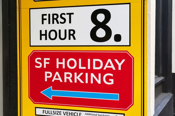 San Francisco vacanza parcheggio segno pubblicizza parcheggio garage e prima tariffa ora per gli acquirenti del centro — Foto Stock