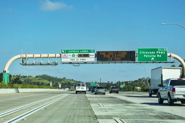 Ekspres şeritler, geçiş ücreti ile birlikte büyük üstten işaretli. Çöp için tek çare elektronik değişken mesaj işaretine yazdığın mesajdır.