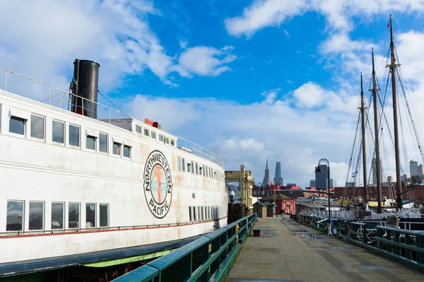 Blick vom historischen Hyde Street Pier des San Francisco Maritime National History Park auf die Wolkenkratzer der Stadt — Stockfoto