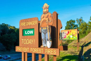 Smokey Bear 'ın alçak ateş tehlikesi işareti, Wildfire Prevention kampanyasının bir parçası.