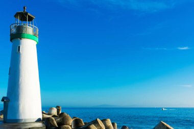 Dalgakıran deniz feneri Kaliforniya Pasifik Okyanusu kıyısında gündüz vakti mavi gökyüzünün altında duruyor.