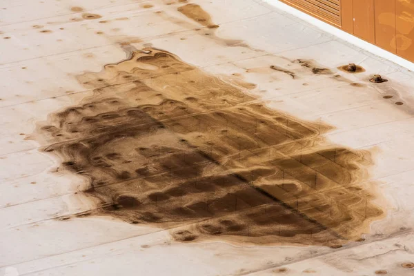 Ponder agua sucia en el techo plano es un signo de un problema de drenaje. El exceso de estanque puede atraer insectos, moho, vegetación y causar daños estructurales al edificio — Foto de Stock