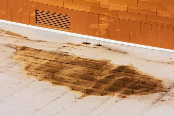 Ponding água suja no telhado plano estabelecido é um sinal de um problema de drenagem. Lagoa excessiva pode atrair insetos, mofo, vegetação e causar danos estruturais ao edifício — Fotografia de Stock