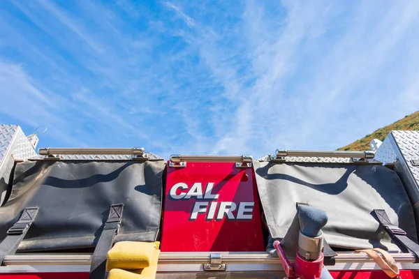 Cal Fire znamení na motorový vůz Kalifornie Department of Forestry and Fire Protection zaparkované venku na horské silnici pod krásnou oblohou — Stock fotografie