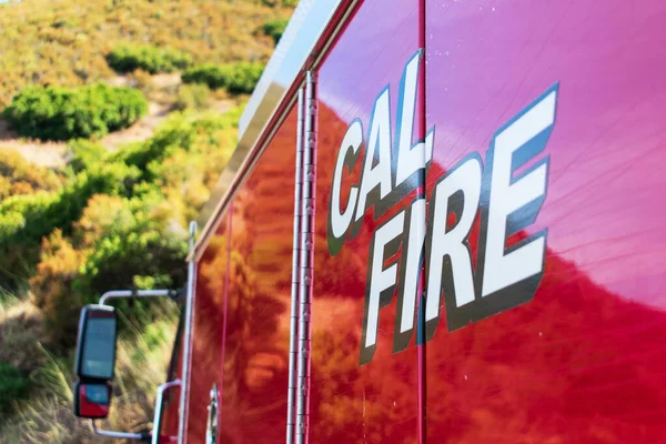 Zavřít. Cal Požární značka na motorový vůz Kalifornie Department of Forestry and Fire Protection zaparkované venku na horské silnici — Stock fotografie