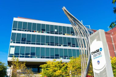 Konser salonu ve spor salonunda Chase Center Experience tabelası