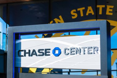 Chase Bank logosu olan Chase Center, yeni kapalı mekan konser salonu ve spor stadyumunun ön cephesinde.