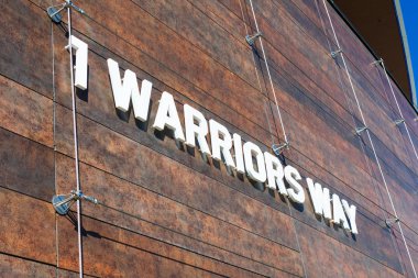 Chase Center 'ın iç saha ve dış stadyumunda 1 Warriors Way sokak tabelası var.
