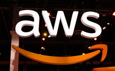 Büyük Aws işareti ve logosu. Amazon Web Servisleri, Amazon 'un talep üzerine bulut hesaplama platformları sağlayan bir yan kuruluşudur.