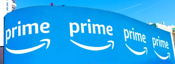 Amazon Prime servicio de suscripción publicidad al aire libre en la pantalla digital led más grande del mundo — Foto de Stock