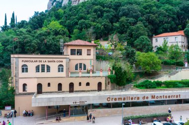 Santa Santa Cove 'daki funiculars De La Santa Cove ve de Sant Joan' un ve Santa Maria de Montserrat Manastırı 'ndaki Cremallera tren istasyonlarının manzarası yükseldi.