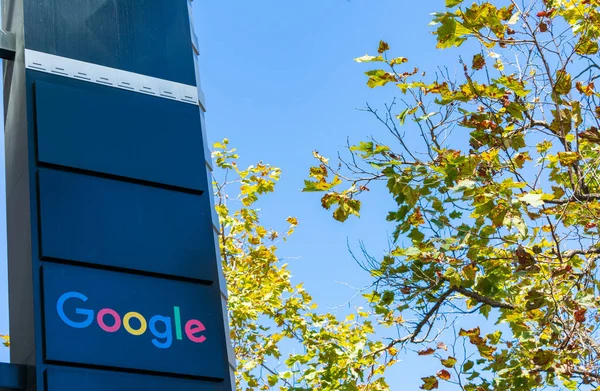 Colorido cartel de Google al aire libre en el campus de la empresa corporativa en el centro con árboles verdes en el fondo — Foto de Stock