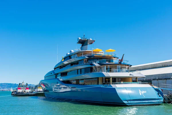 Super mega jachta Aviva, kterou vlastní britský miliardář Joe Lewis, známý jako majitel Tottenham, kotvící v přístavu San Francisco — Stock fotografie