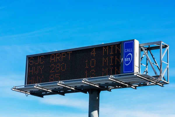 Tahmini seyahat süresini gösteren değiştirilebilir ileti işareti Cms, seyahat halklarının bilgilendirilmiş ulaşım seçenekleri yapmasını sağlar — Stok fotoğraf
