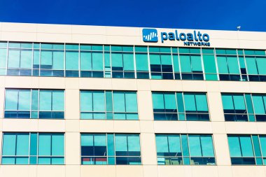 Palo Alto Ağı genel merkezi mavi gökyüzünün altında. Palo Alto Networks, Inc. bir ağ ve şirket güvenliği şirketidir.