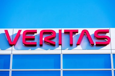 Veritas, Silikon Vadisi 'ndeki genel merkez binasının tepesini imzalıyor. Veritas Technologies, ABD 'li uluslararası veri yönetimi şirketidir.