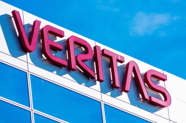 Veritas, Silikon Vadisi 'ndeki genel merkez binasının tepesini imzalıyor. Veritas Technologies, ABD 'li uluslararası veri yönetimi şirketidir.