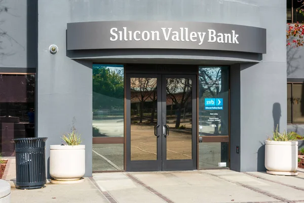 Silicon Valley Bank facade at high-tech commercial bank headquarters in South San Francisco Bay area — Stock Photo, Image