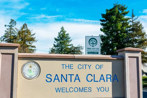 Cidade de Santa Clara sinal de boas-vindas com árvores verdes e céu azul no fundo — Fotografia de Stock