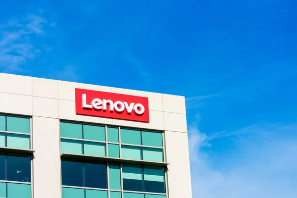 Fachada y exterior del campus de Lenovo en Silicon Valley. Lenovo Group Limited es una empresa de fabricación de computadoras — Foto de Stock