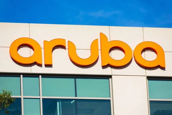 Aruba company sign oben auf dem Hauptgebäude. aruba networks ist eine Tochtergesellschaft von hpe für drahtlose Netzwerke — Stockfoto