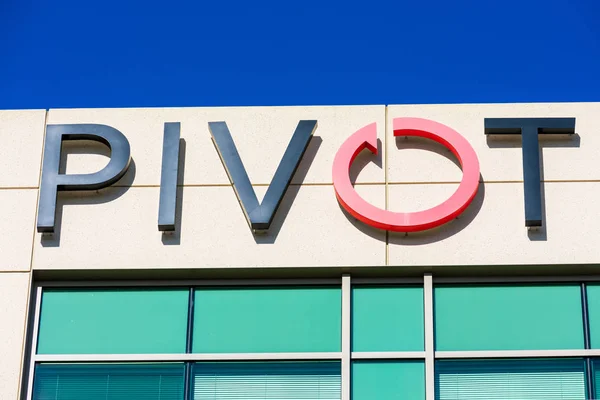 Логотип і підпис на будівлі штаб-квартири Pivot Interiors Silicon Valley — стокове фото