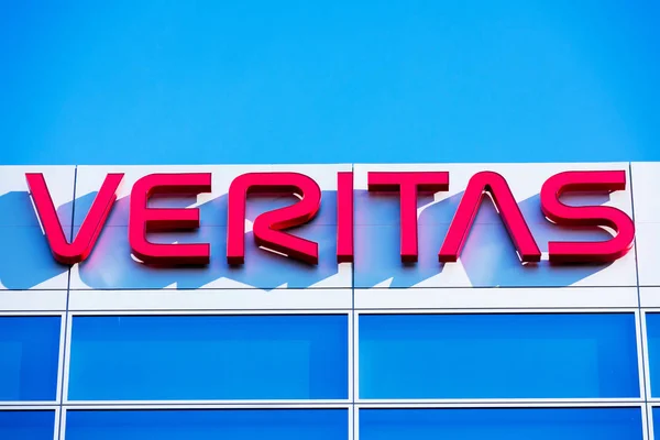 Veritas, Silikon Vadisi 'ndeki genel merkez binasının tepesini imzalıyor. Veritas Technologies, ABD 'li uluslararası veri yönetimi şirketidir. — Stok fotoğraf